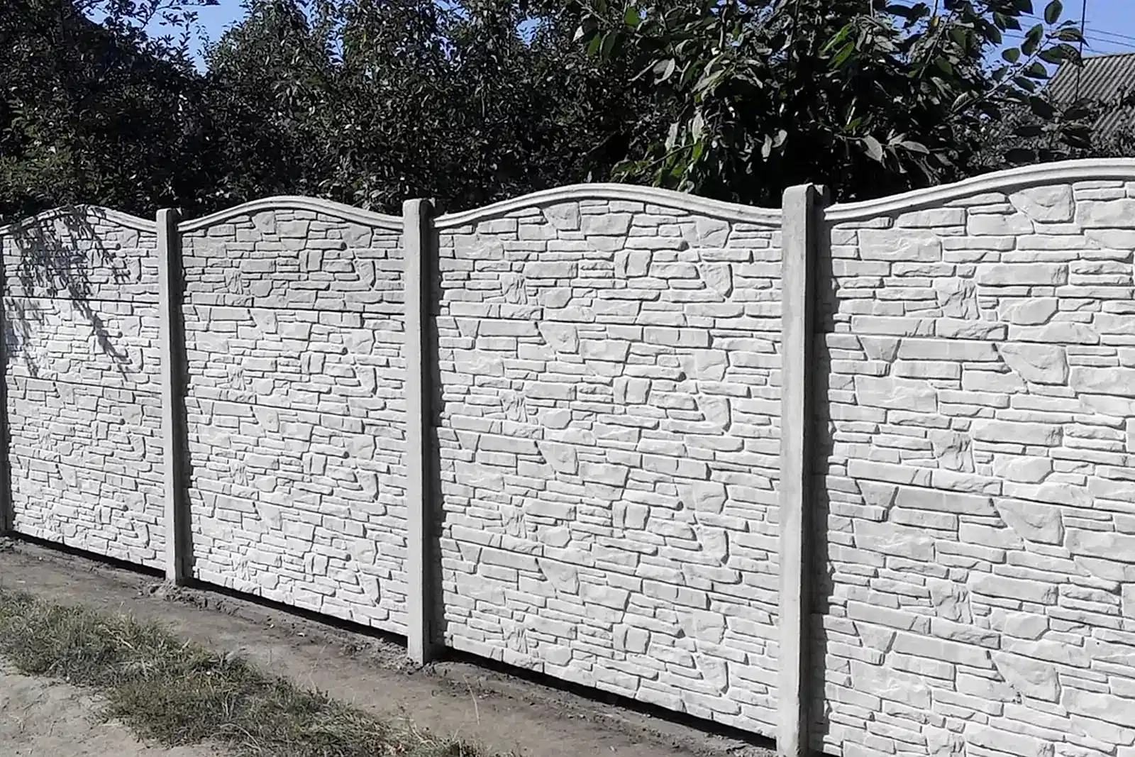 Секционный бетонный забор под камень