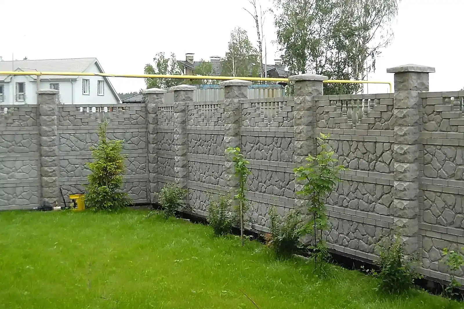 Модульный бетонный забор под камень на участке