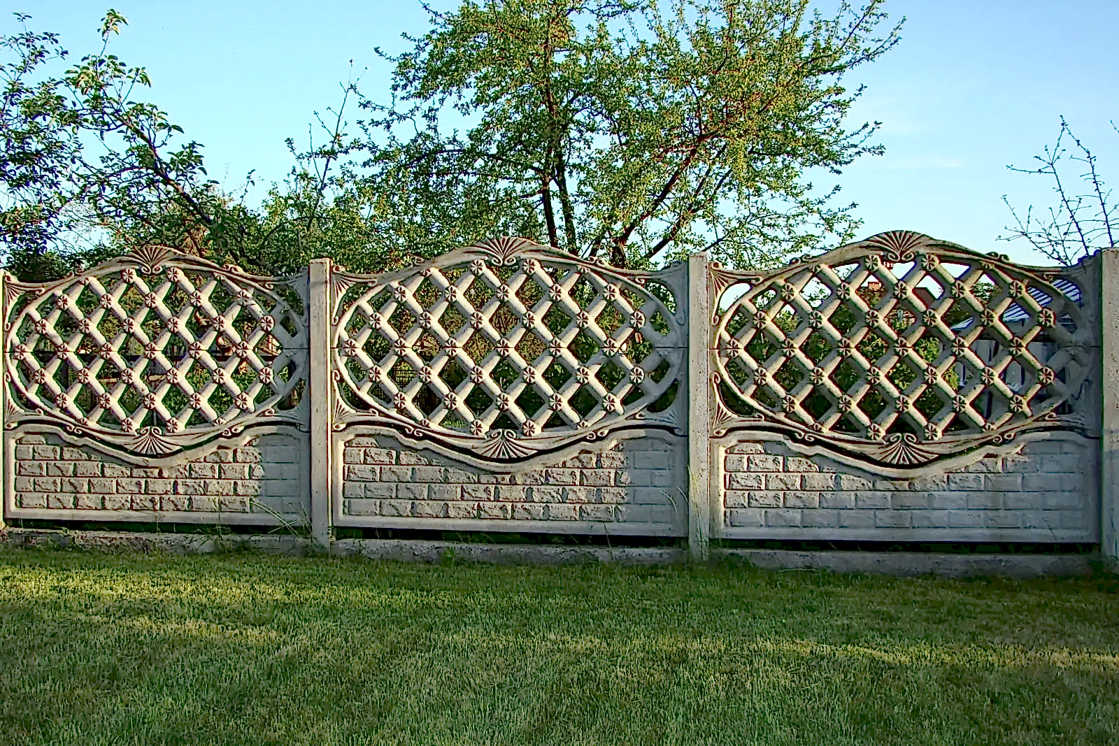 Бетонный забор с декоративной сеткой