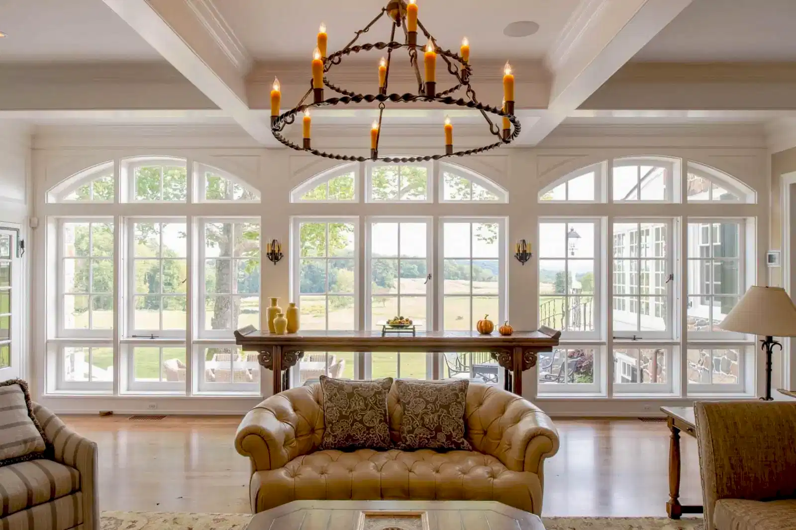 Белые деревянные окна в гостиной 