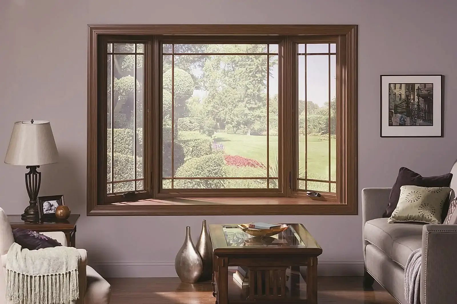 Деревянное окно с видом на сад