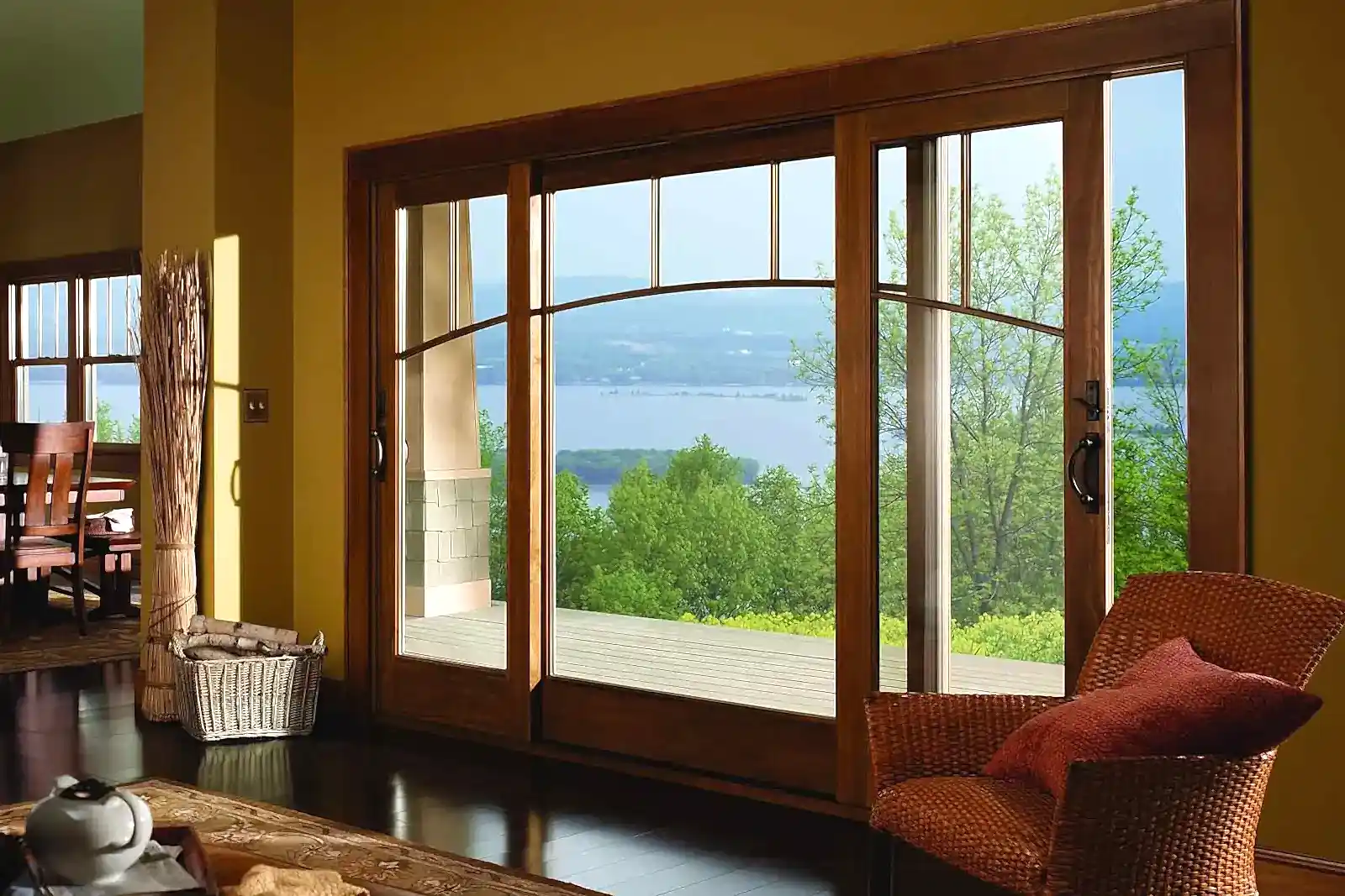 Французское окно в летнем доме