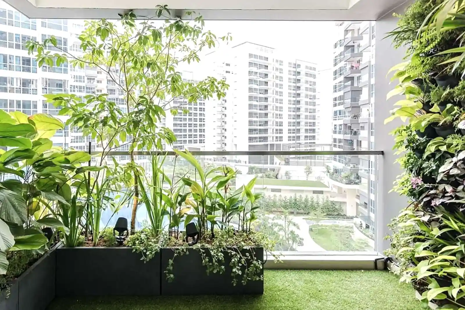 Вертикальное озеленение балкона