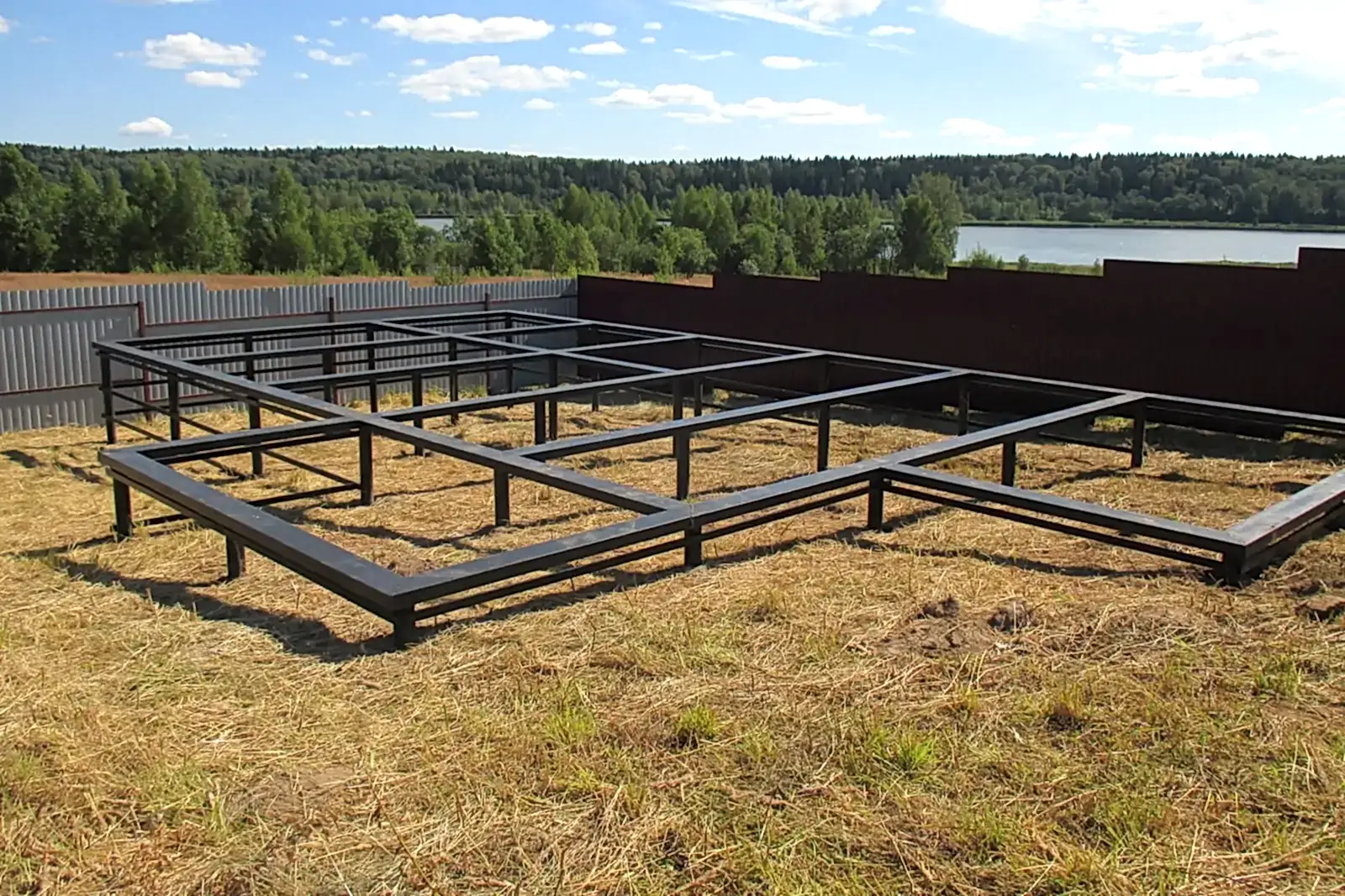 Свайно-винтовой фундамент на уклоне