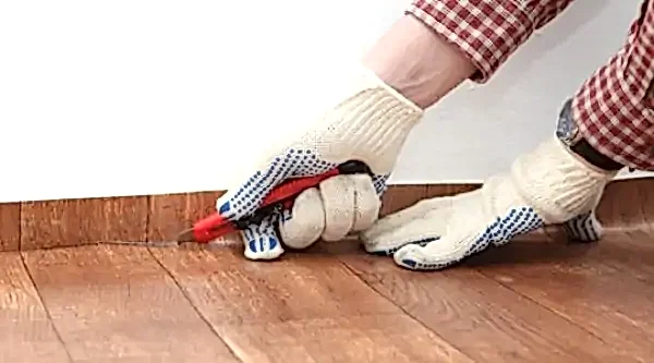 Укладка линолеума в Алматы под плинтус