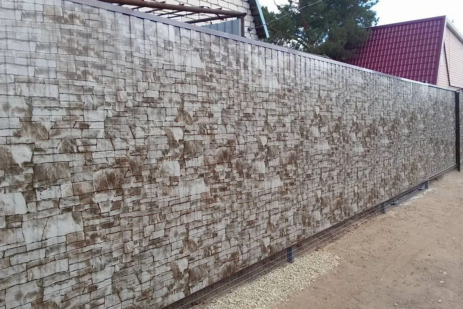 Забор из профнастила декоративный камень