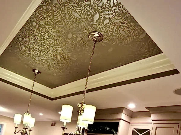 Тканевый натяжной потолок с узором