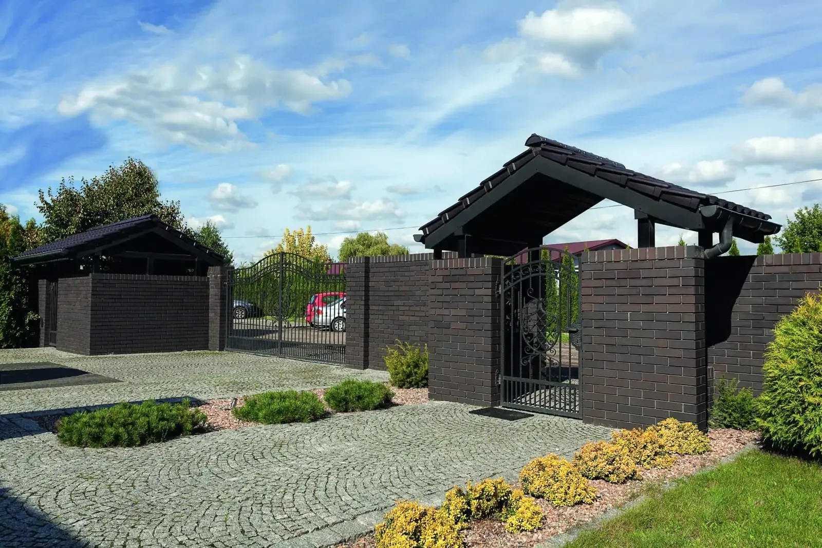 Высокий забор из темного декоративного кирпича